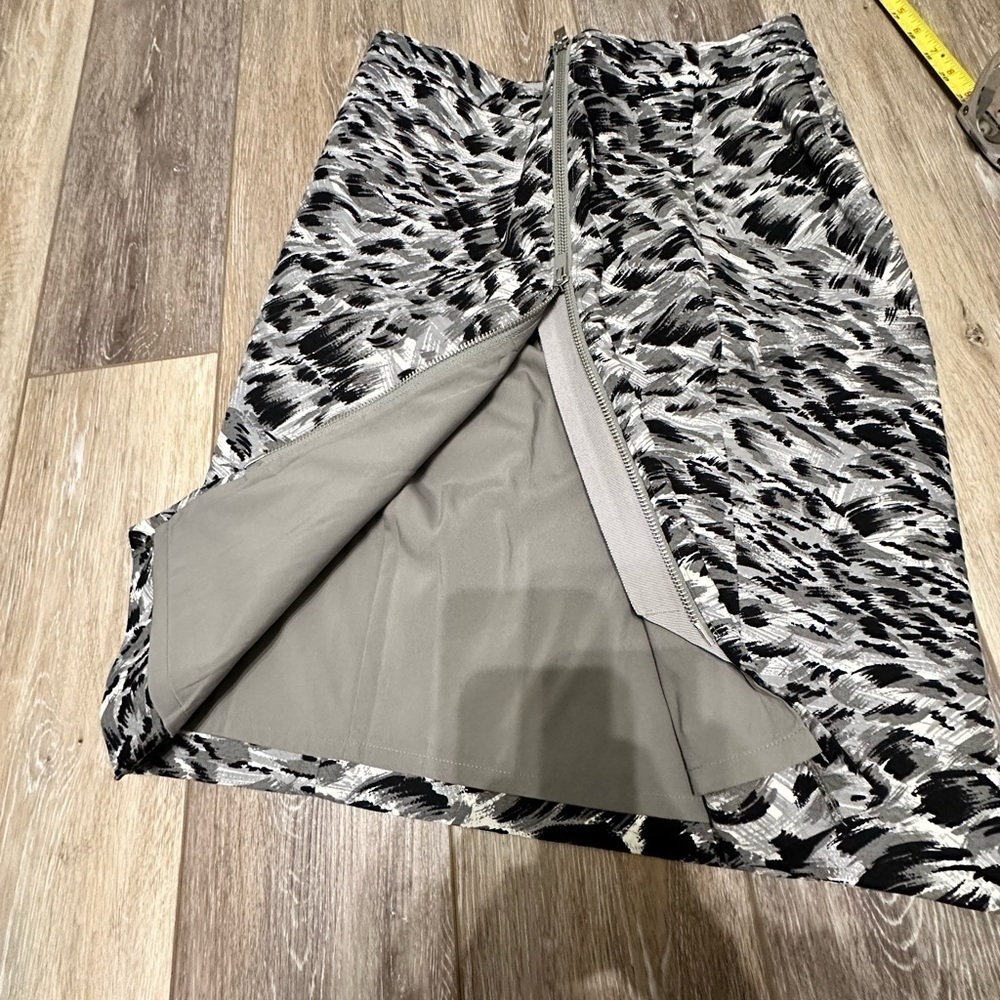 🛍️ Talbots zipper front skirt new condition.